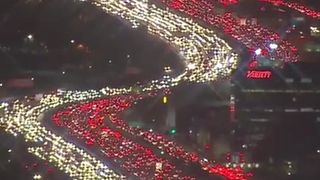 Imagini incredibile! Americanii pleaca cu miile din orasele mari pentru Ziua Recunostintei. Cozi uriase pe autostrazi | VIDEO
