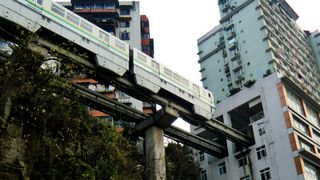 Impresionant! Un tren trece printr-un bloc de apartamente din China