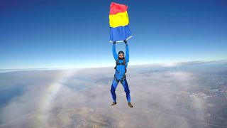 Un roman a sarit cu parasuta tinand tricolorul in maini, in golful Monterey