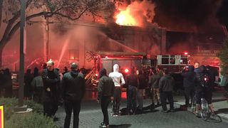 Incendiu intr-un club din Oakland. In jur de 100 de persoane se aflau la concert