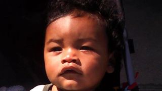 Un baietel de un an si doua luni a murit, dupa ce iubitul bonei l-a batut. Barbatul a fost deranjat de plansetele micutului