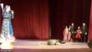 Un dansator rus a murit pe scena. Publicul a aplaudat cand acesta a cazut la pamant, nerealizand ce s-a intamplat