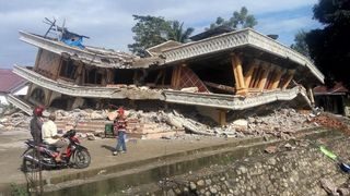Cutremur cu magnitudinea 6,4 in Indonezia: Pe insula Sumatra s-au prabusit zeci de cladiri. Bilantul seismului a ajuns la 100 de morti! | UPDATE