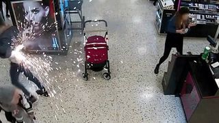 Moment socant! O tigara electronica a explodat chiar in buzunarul posesorului