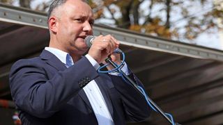Ministrul Apararii din Moldova, demis de presedintele Igor Dodon. &bdquo;A cochetat cu NATO. Pledeaza deschis pentru unirea cu Romania&rdquo;