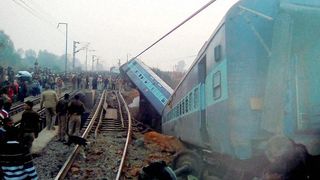 India: Cel putin 43 de persoane au fost ranite dupa ce un tren a deraiat