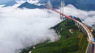 A fost inaugurat cel mai inalt pod din lume! Se afla in China si este ridicat deasupra unui rau, la o inaltime de 656 de metri. Imagini spectaculoase