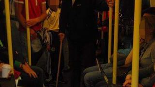 Un batranel abia se tine pe picioare intr-un metrou plin, insa nimeni nu i-a oferit un loc. Fotografia care a stranit controverse pe internet