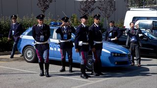 Un politist italian ranit dupa ce o bomba a explodat in faaa unei librarii neo-naziste din Florenta