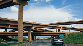 Doi soti au fost gasiti morti langa masina in care erau cei trei copii ai lor