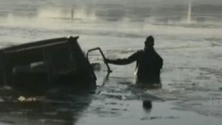 S-au aventurat cu masina pe Dunarea inghetata si au cazut in apa. Doi barbati si sase caini se aflau in masina scufundata