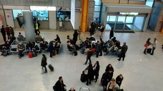 Cel putin o mie de turisti romani sunt blocati in Turcia din cauza zapezii. 100 sunt in Gaziantep, unde a fost un atentat: "Nu am dormit azi noapte de frica"