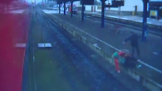 O batrana in scaun cu rotile a fost aruncata pe sinele de cale ferata, sub privile ingrozite ale calatorilor. Incidentul a avut loc in gara, inainte ca trenul sa soseasca