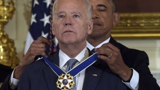 Barack Obama l-a decorat pe vicepresedintele sau, Joe Biden, cu cea mai inalta distinctie civila americana, intr-o ceremonie emotionanta