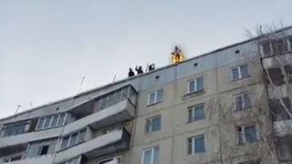 Un rus, care si-a dat foc la haine, a sarit de pe un bloc in zapada. Experiment nebun!