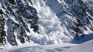 Zeci de morti gasiti intr-un hotel din Italia lovit de o avalansa in urma cutremurelor