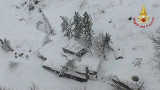 Patru cadavre au fost descoperite in hotelul italian lovit de avalansa. Aproximativ 30 de persoane, printre care si 3 romani, sunt date disparute