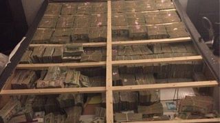 Autoritatile au gasit 20 de milioane de dolari sub salteaua unui pat, in urma unor perchezitii