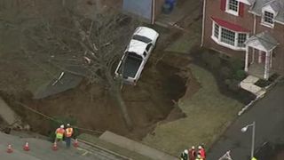 Oamenii dintr-o localitate din Pennyslvania s-au trezit cu un crater urias chiar langa casele lor