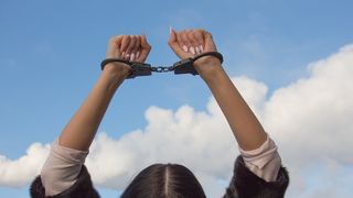 O minora de 16 ani, condamnata la sase ani de inchisoare pentru ranirea unui politist