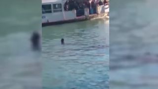 Un refugiat african s-a inecat la Venetia in timp ce turistii il filmau. "Lasa-l sa moara in acest moment"
