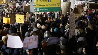 Proteste pe aeroporturile din SUA, dupa ce Trump a interzis accesul musulmanilor din şapte tari