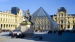 Panica la Paris. Un soldat a impuscat un om care a incercat sa il agreseze langa muzeul Luvru