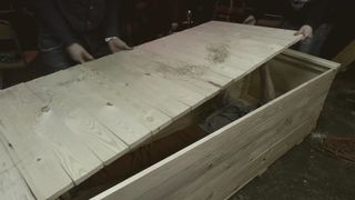 A fost ingropat intr-un siciriu de lemn, la un metru sub pamant. Cum a fost gasit acest tanar dupa ce a stat 24 de ore inmormantat. Imaginile urmarite live pe Youtube