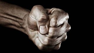 Doi barbati s-au fimat in timp ce loveau cu salbaticie un tanar cu dificultati de invatare. L-au spanzurat de un copac si ii spuneau sa &bdquo;zambeasca la camera&rdquo; in timp ce il snopeau in bataie