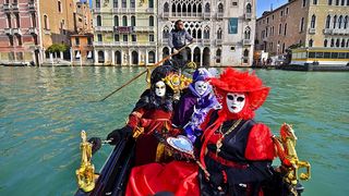 S-a dat startul festivitatilor la Carnavalul de la Venetia. Zeci de mii de persoane au participat la traditionalul "Zbor al Ingerului"