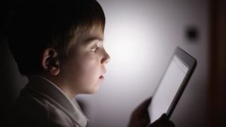 Un barbat a fost inchis pe balcon chiar de copilul lui! Baietelul voia sa se joace pe tableta