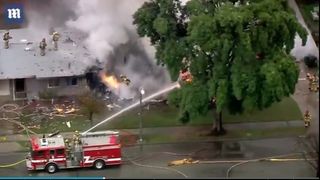 Cel putin patru persoane au murit, dupa ce un avion s-a prabusit peste doua case din California