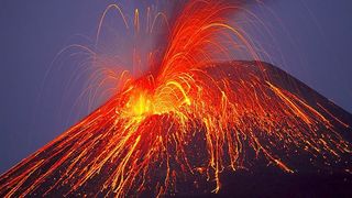 Vulcanul Etna a inceput sa erupa. Norii de cenusa au perturbat traficul aerian. Spectacol cu foc