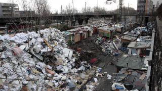 Aproximativ 80 de romi, evacuati dintr-o tabara din Franta. Au lasat in urma un morman de gunoi de aproape 10 metri inaltime