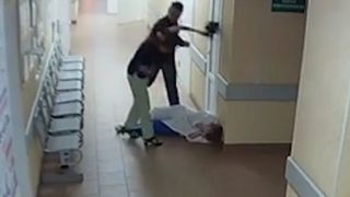 Scene infioratoare intr-un spital din Rusia. Un pacient beat a batut un medic si o asistenta