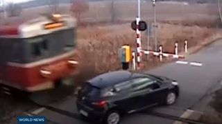 Accident cumplit. Un tren a intrat din plin intr-o masina, la trecerea cu calea ferata