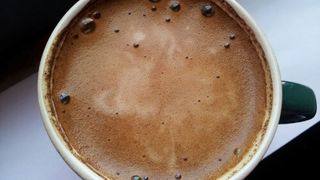 Trucul care iti transforma cafeaua intr-o bautura plina de savoare si arome. Pune ingredientul asta in ea si o sa simti diferenta. Nu e vorba de zahar, nici de lapte