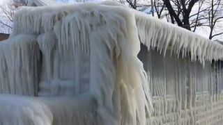 Iarna cumplita in SUA. Casele din New York au inghetat la propriu