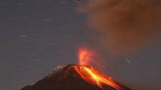 Cel putin 10 turisti au fost raniti dupa ce vulcanul Etna a erupt