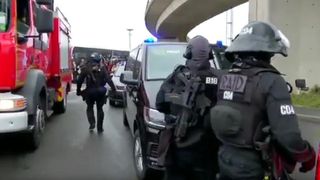 Un barbat a fost ucis pe aeroportul parizian Orly dupa ce a smuls arma unui militar