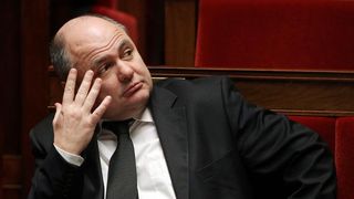 Un ministru francez si-a angajat fiicele minore in Parlament