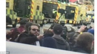 Gest extrem de controversat al unui om: Si-a facut selfie cu victimele atentatului din Londra