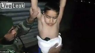 Baiat de sase ani, filmat cu o centura cu explozibil lipita pe corp! Copilul ar fi fost trimis de ISIS sa comita un atac sinucigas impotriva armatei irakiene