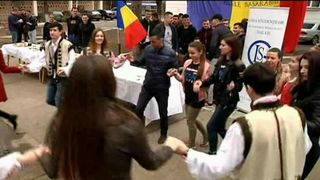 A rasunat campusul studentesc din Galati de muzica si veselie. Studentii au sarbatorit 99 de ani de la Unirea Basarabiei cu Romania