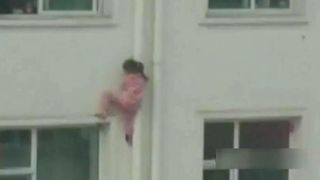 Operatiune de salvare pe muchie de cutit! O fetita de 6 anisori a ramas blocata la 20 de metri deasupra pamantului