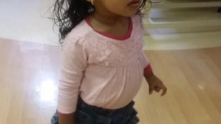 Mirosea a putred. O fetita de un an jumatate emana un miros ingrozitor, care nu trecea cu nimic. Descoperirea facuta de mama ei a lasat-o in genunchi. Ce era de fapt