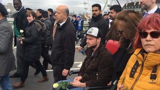 Andrei Burnaz, romanul ranit in atentatul de la Londra, s-a reintors pe Podul Westminster. Logodnica lui e in spital, in stare critica