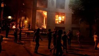 Parlamentul din Paraguay a fost incendiat de catre mai mult protestatari. Acestia sunt nemultumiti de o lege ce ii permite presedintelui sa mai candideze inca o data