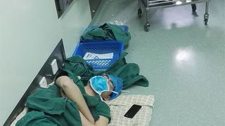 Fotografia care a devenit virala! Un chirurg a adormit pe podeaua spitalului, dupa o tura de 28 de ore