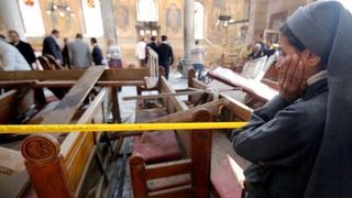 Cel putin sase morti si 66 de raniti intr-un atac sinucigas cu bomba in fata unei biserici din Alexandria